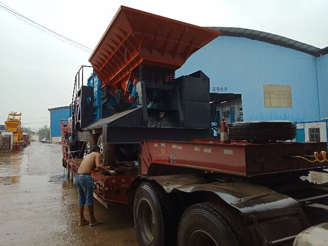 輪胎式移動(dòng)破碎站老板來(lái)提貨啦！??！